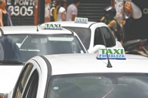 FORTALEZA, CE, BRASIL, 23-03-2013, CIDADE, FROTA DE TAXI DA CAPITAL CEARENSE   INSUFICI NTE PARA ATENDER A POPULA«√O CEARENSE. FOTO: JOSE LEOMAR/AGENCIADIARIO. LOCAL- CENTRO, FORTALEZA, CE, 16NE0808, 16/04/2016, NEGOCIOS, JOSE LEOMAR,