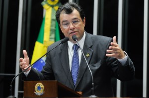 Senador Eduardo Braga (PMDB-AM) discursa à tribuna do plenário do Senado durante Sessão deliberativa ordinária. O senador comemora a aprovação pela Câmara dos Deputados de Proposta de Emenda à Constituição (PEC) que prorroga por mais 50 anos os incentivos fiscais concedidos às indústrias da Zona Franca de Manaus. O texto precisa ser aprovado outra vez pelos deputados para depois ir à votação no Senado Federal. E o senador espera que isso ocorra o mais rapidamente possível.